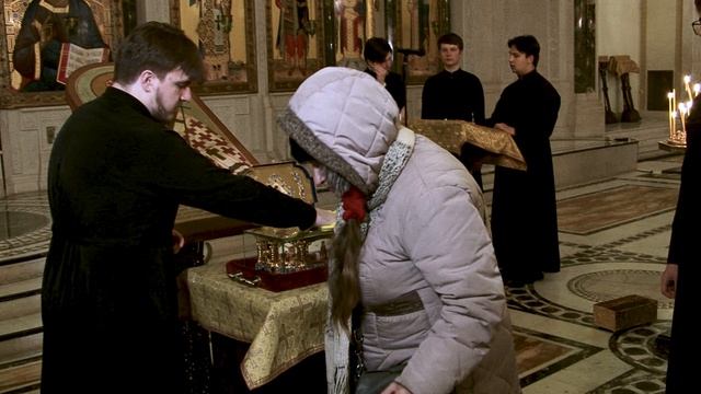 8_ Диакон Симеон Рыжов у ковчега с частицей мощей свт. Луки Крымского. 20.12.2025 г. Сретенский мон. смотреть онлайн