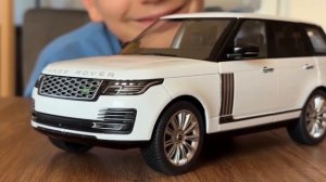 Марк показывает белые автомобили в масштабе 1_18 - 2 Toyota, Range Rover, Honda