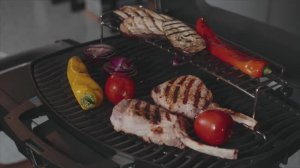 Свиной Томагавк с овощами на газовом гриле Napoleon TravelQ PRO 285X