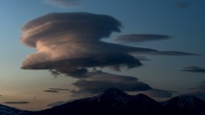 Лентикулярные облака над Авачинским вулканом