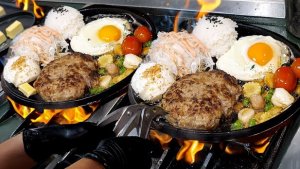 сочный гамбургер-стейк на горячей плите