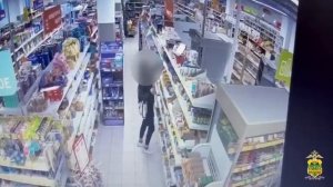 Жительница Сочи вынесла под курткой из магазина кофе и конфеты на 3 тыс. рублей