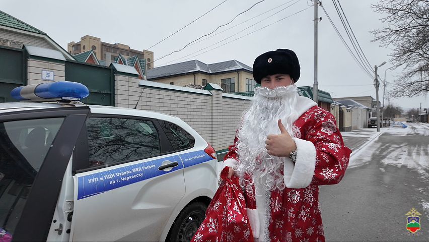 В Черкесске «Полицейский Дед Мороз» поздравили детей с наступающим Новым годом смотреть онлайн