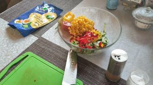 Салат из копчёной грудки с овощами