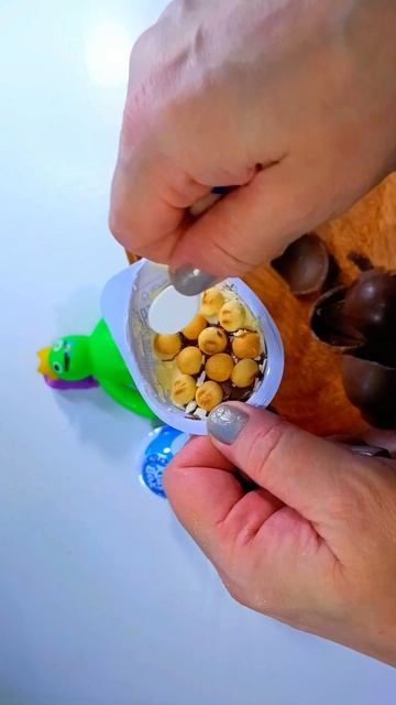 АСМР Распаковка Киндер сюрприз яйцо 🥰🤩🤯 смотреть онлайн