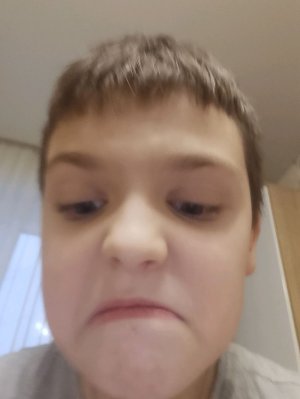 брат танцует