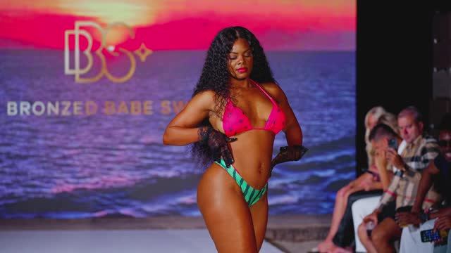 Сексуальные девочки на подиуме. Выпуск № 33 смотреть онлайн