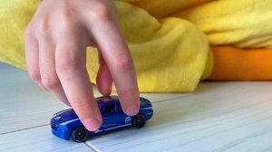 Марк, развлекается с Hot Wheels и изучает марки автомобилей