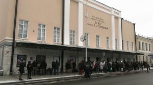 Сотни людей пришли к Театру имени Пушкина проститься с Верой Алентовой.