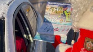 На границе Беларуси и России автоинспекторы, Дед Мороз и Снегурочка напомнили водителям о ПДД