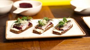 Готовим как шеф: простой рецепт элегантного бутерброда с сосьвинской селёдкой к Новому году