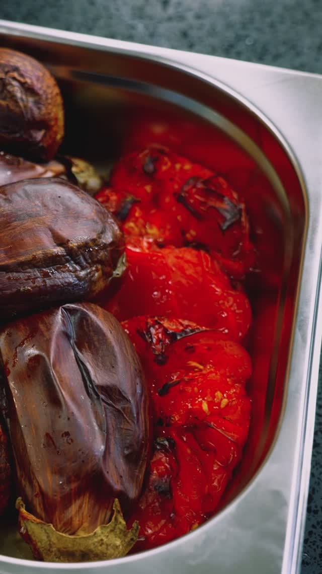 Авторский рецепт Борща от шефа Шарова из запеченных баклажанов и томатов. Постный вариант борща. смотреть онлайн