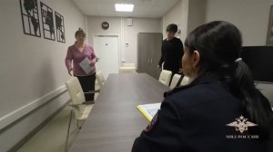 Полицейские вручили гражданке Казахстана и ее сыну свидетельство о предоставлении временного убежища