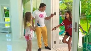 Настя и Алла ревнуют папу