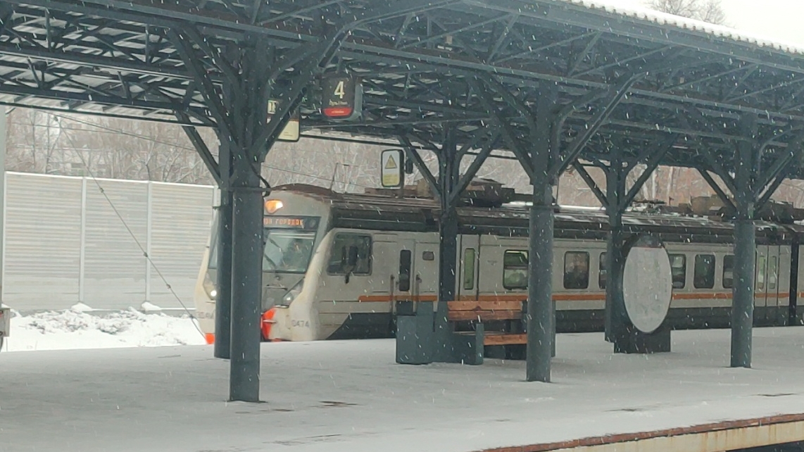 Электропоезд ЭД4М-0474 на станции Новогиреево / Ближе к новому 2026 году! смотреть онлайн