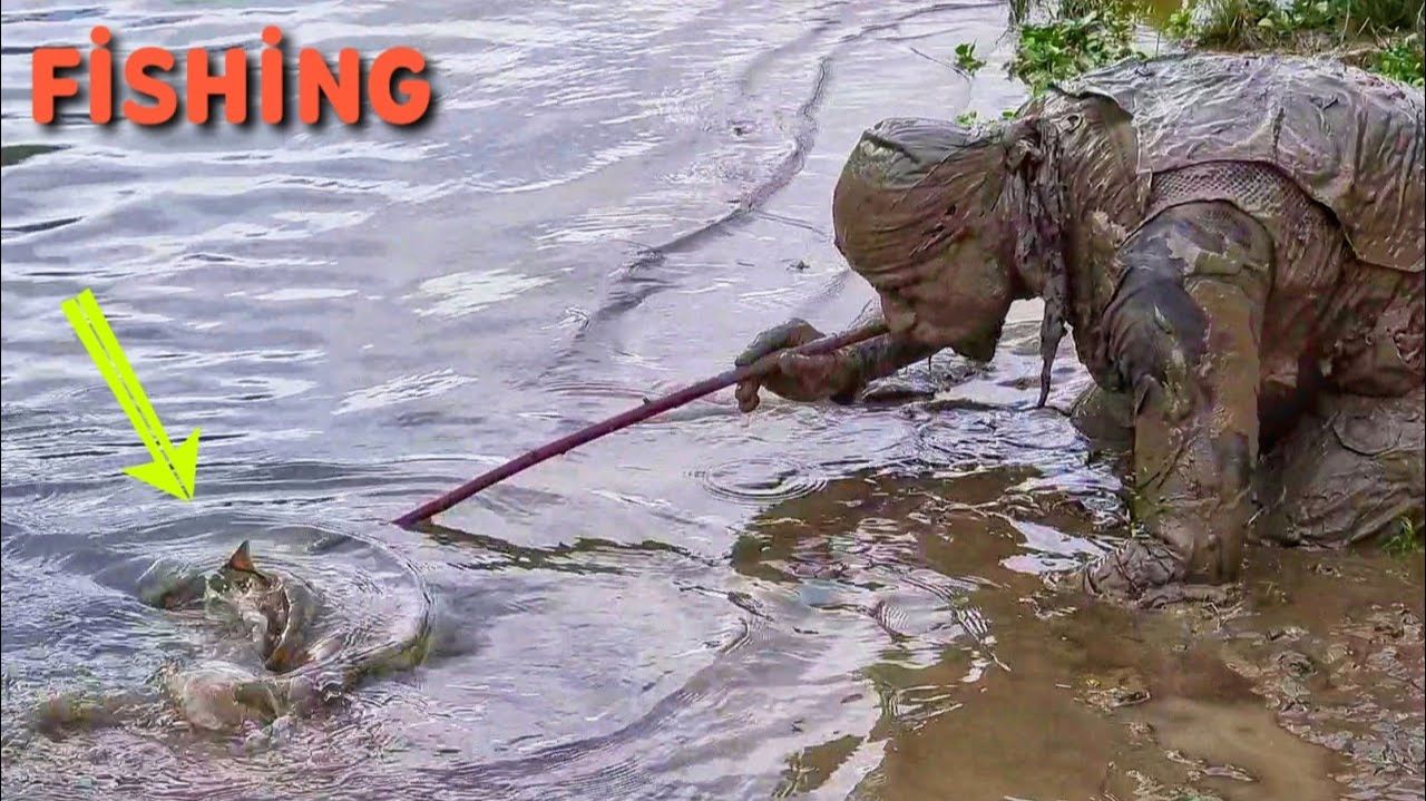 Рыбалка голыми руками / Необычный метод ловли / Рыбалка в ручье / Без снастей смотреть онлайн