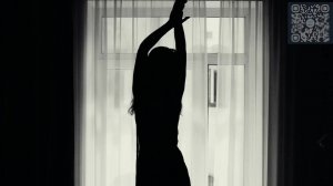 Молодая девушка в джинсовых шортах .Эротика