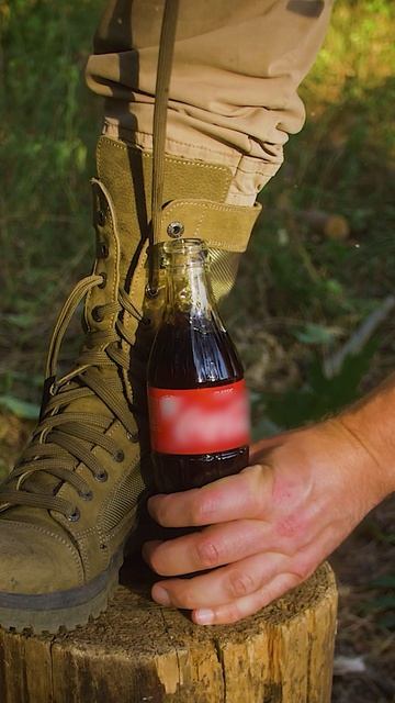 Лайфхак со шнурком и бутылкой #выживание #бушкрафт #кемпинг #кириллмультитул смотреть онлайн