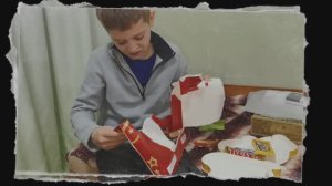 Бабушка постаралась: открываем сладкие подарки