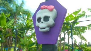 Настя с друзьями играют в школу Монстр Хай [get.gt]