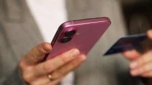 Банки блокируют переводы клиентов самим себе: что происходит