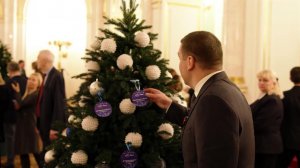 Глава Роскосмоса и руководитель "Народного фронта" исполнили детские мечты с "Елки желаний".