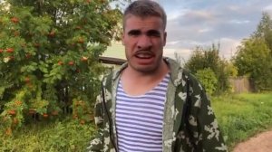 Малой спалился с деньгами.