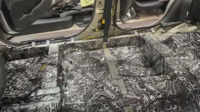 Шумоизоляция пола на Митсубиши Asx