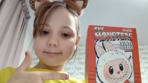 открываю коробку с лабубой