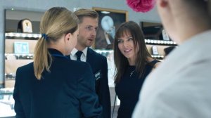 Профессиональная воровка золота увидела как в ювелирном магазине женщина ворует кольцо по ее методу