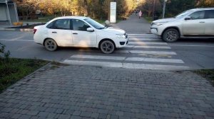 Столб посреди тротуара