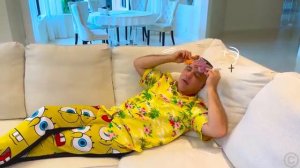 Настя готовит подарки в День Дружбы