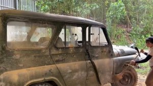 Девушка восстанавливает УАЗ 3151 1989 года выпуска. Брошенный A girl is restoring a 1989 UAZ 3151.