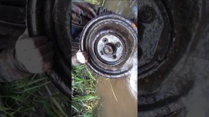 Части военного транспорта в реке, раскопки по войне