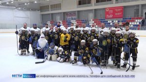 Ледовое противостояние: в Кемерове провели хоккейный матч отцов и детей