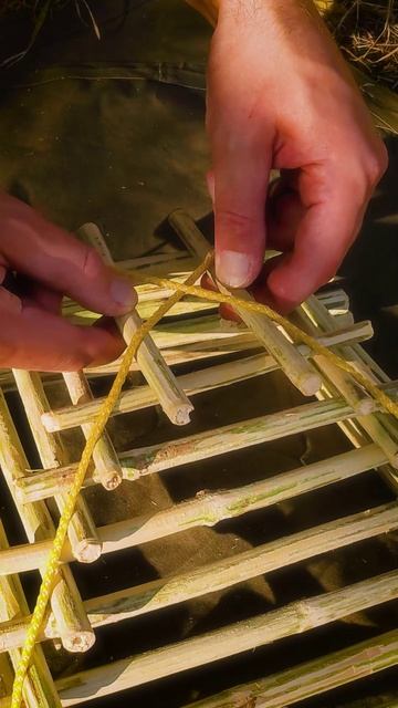 Научит как сделать бушкрафт корзину! #выживание #кириллмультитул #лайфхак #кемпинг #diy