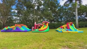 Настя выполняет роль учителя для малышей