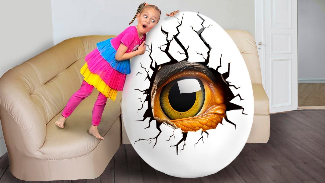 Майя играет дома с яйцом дракона смотреть онлайн