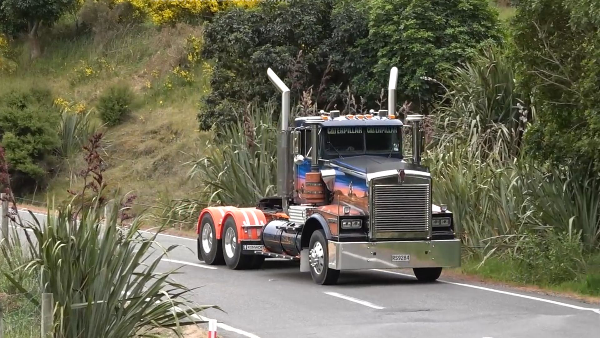 Движение грузовиков по серпантину (2025) Новая Зеландия смотреть онлайн