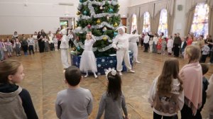 Дружный хоровод у ёлки