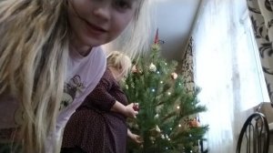 украшаю ёлку 2