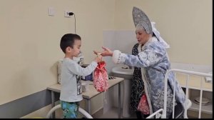 Мэр Бугульмы Дамир Фаттахов переоделся в костюм Деда Мороза и навестил пациентов детской больницы.