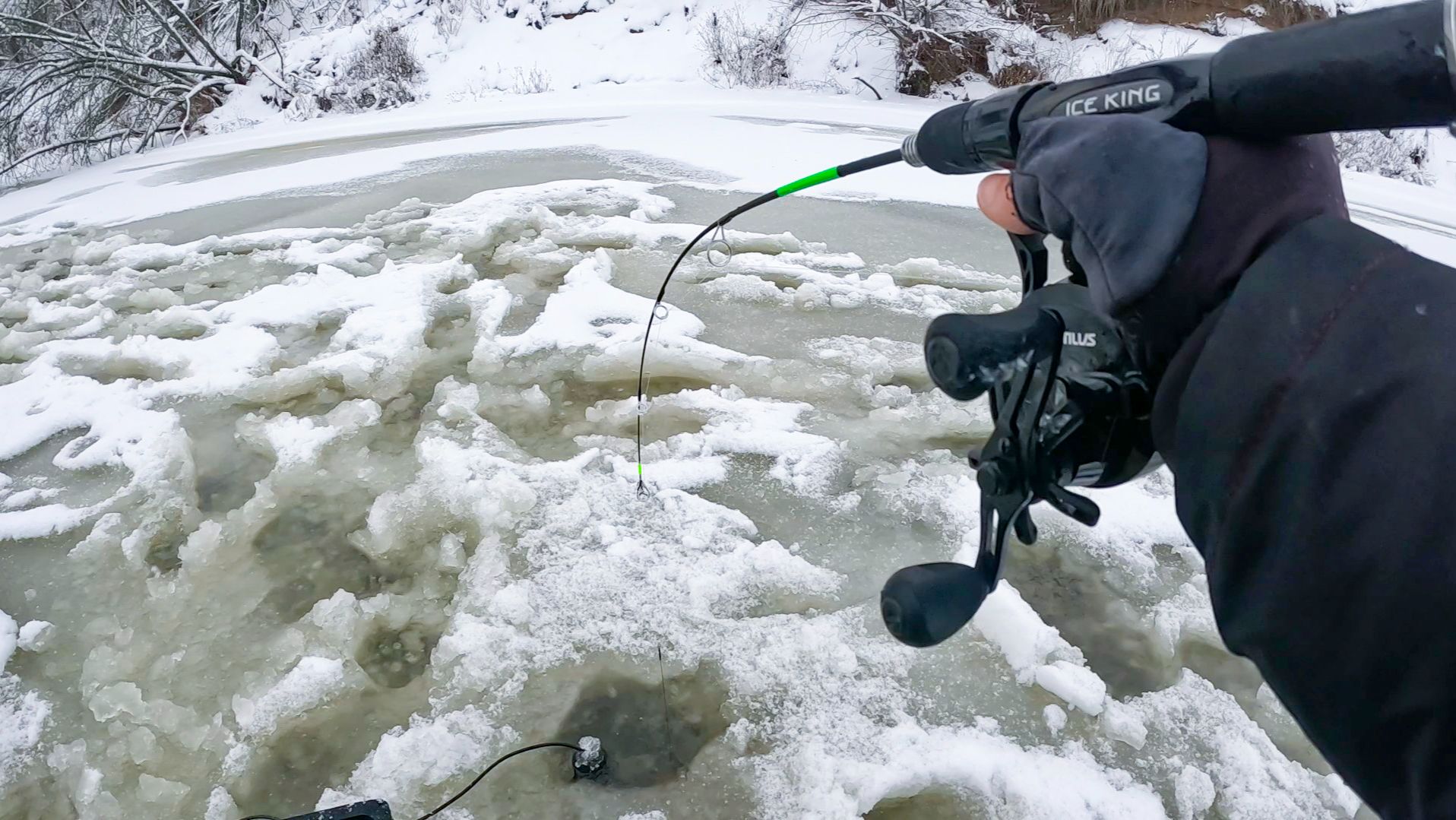 НАШЕЛ СТАЮ БЕЛИ, а под ними ГОЛОДНЫЕ СУДАКИ И ЩУКИ! ВОТ ЭТО КЛЁВ! Рыбалка зимой 2025 смотреть онлайн