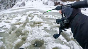 НАШЕЛ СТАЮ БЕЛИ, а под ними ГОЛОДНЫЕ СУДАКИ И ЩУКИ! ВОТ ЭТО КЛЁВ! Рыбалка зимой 2025