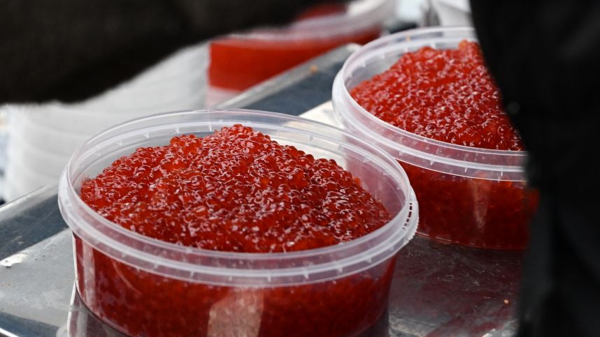 В Подмосковье накрыли цех по производству поддельной икры