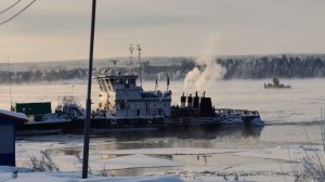 Паром не ходит. Людей перевозит катер. Енисей скоро встанет.