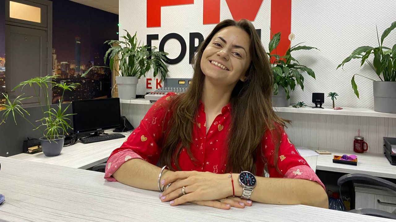 Автор и исполнитель Каролина Кунгурцева поздравляет Екатеринбург с Новым годом. смотреть онлайн