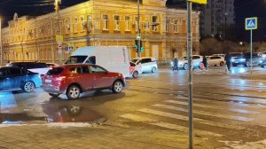 Предпраздничная суета на улочках Краснодара. Вечереет, 29.12.25,  17:45,  ул. Суворова.