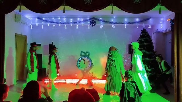 Театрализованное представление "Матушка Яга и волшебные часы Деда Мороза".mp4 смотреть онлайн