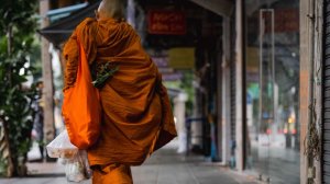 Буддийский монах потерял ногу во время похода ради мира и любви